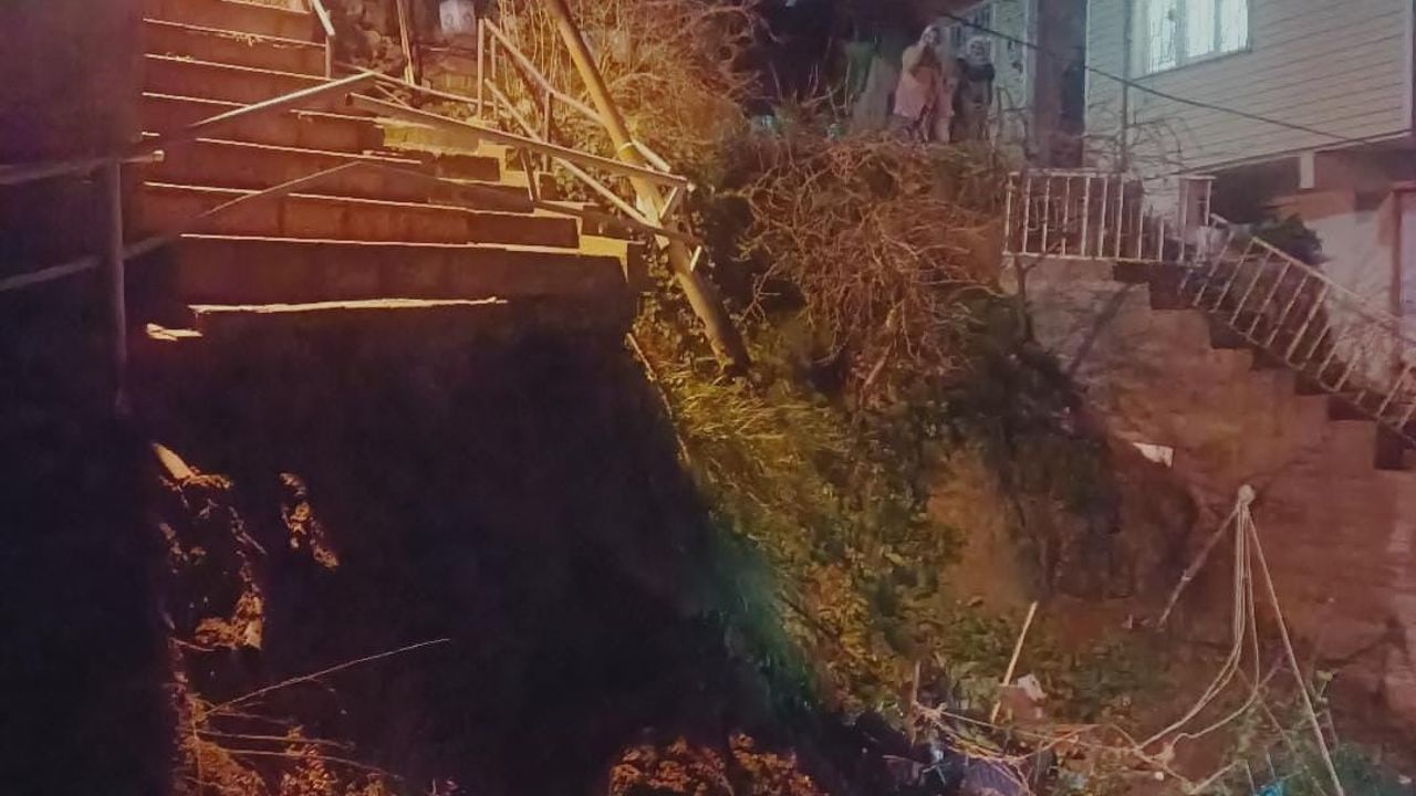 Sarıyer'de yağış nedeniyle bina bitişiğindeki merdiven çöktü