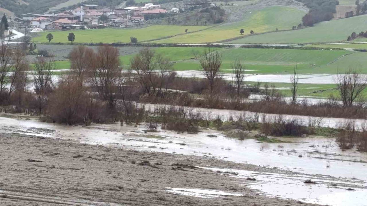 Selendi'de 2 gündür süren sağanak: Selendi Çayı ve dereler taştı