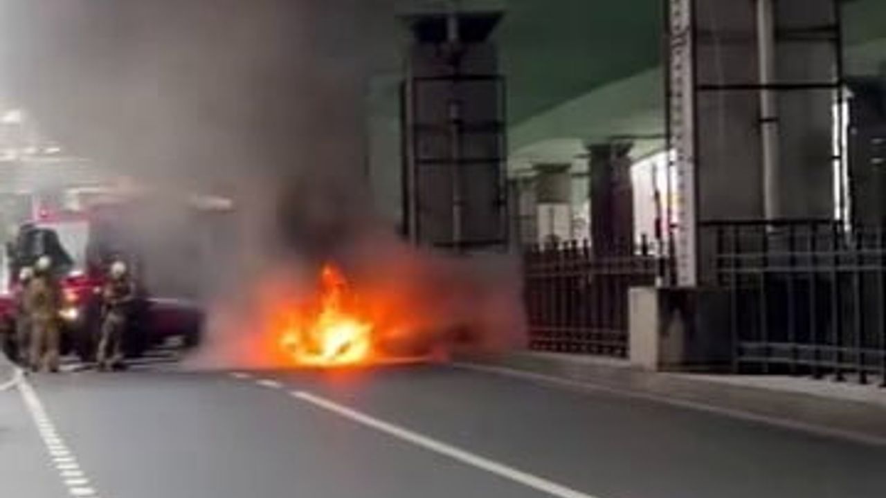 Şişli'de Seyir Halindeki Otomobilin Motoru Alev Aldı