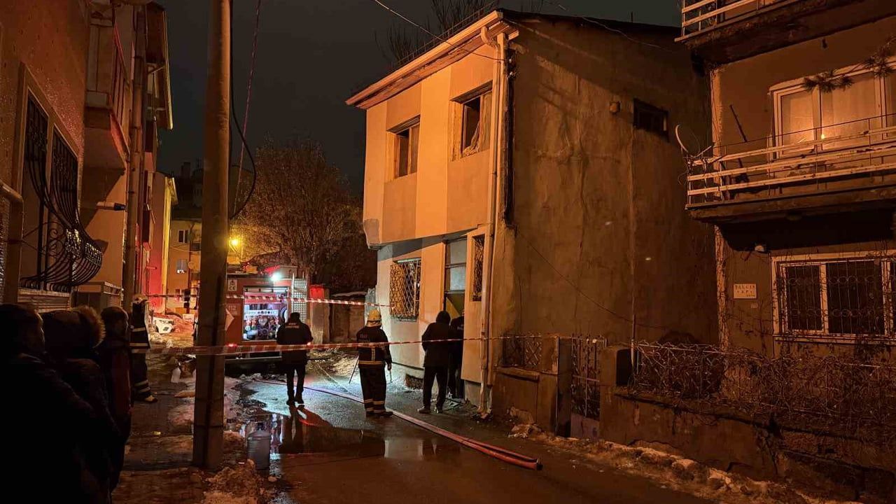 Sivas’ta 2 katlı evde yangın: 26 kedi telef oldu, 10 kedi kurtarıldı