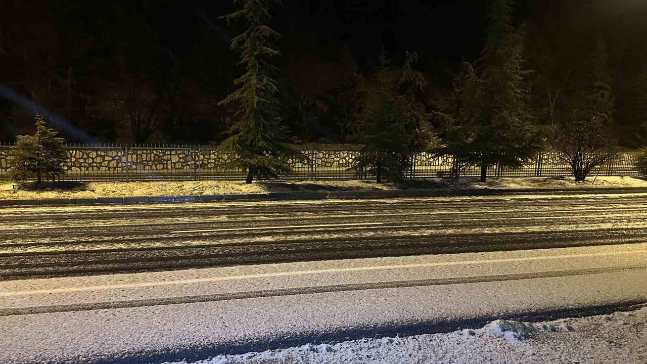 Uşak’ta akşam sağanak sonrası dolu etkili oldu