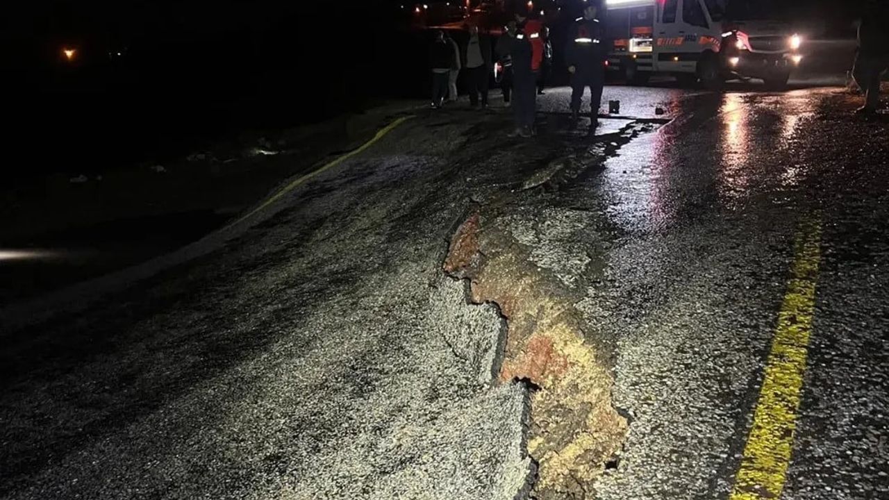 Uşak'ta sağanak sonrası köy yolunda çökme: Aşağı Karacahisar'da önlem