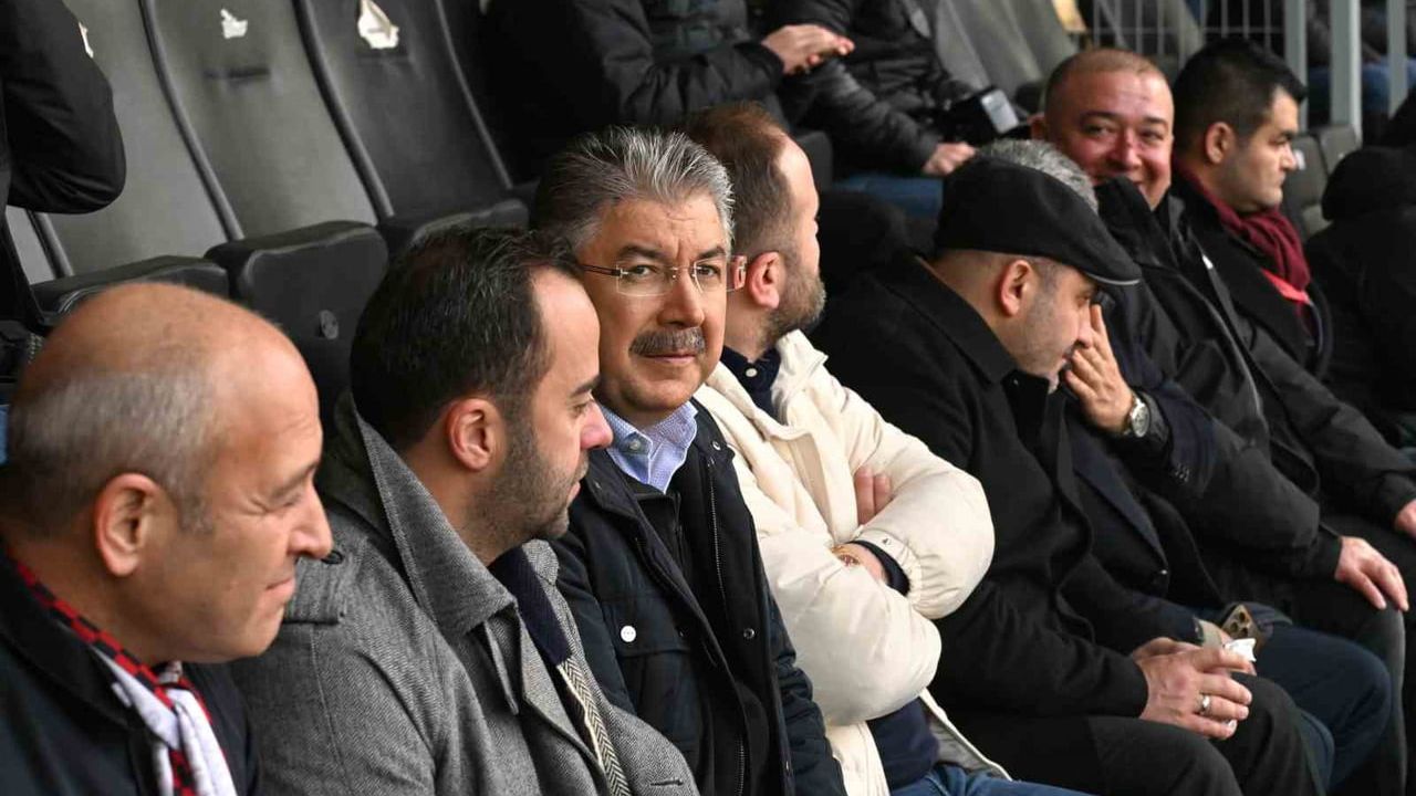 Vali Erdinç Yılmaz tribünden Eskişehirspor'a destek verdi