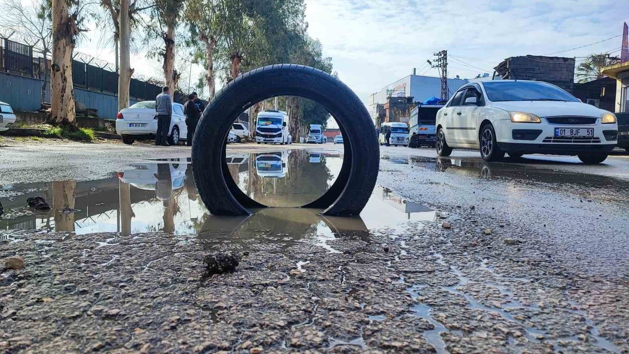Yüreğir'de yol isyanı: Kışla Caddesi'nde vatandaş lastikle önlem aldı