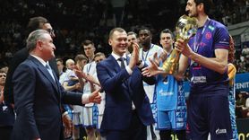 Voleybol Finaline Katılan Bakan Bak, Şampiyon Takıma Kupa Verdi