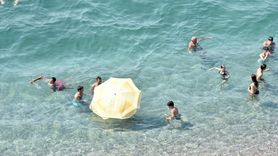 Antalya'da Sıcak Hava Sebebiyle Plajlar Dolup Taştı