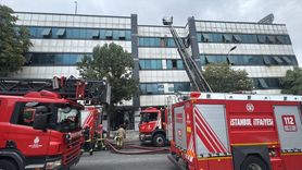 Bayrampaşa'daki Yangın Otoparktaki Kamyoneti Alevlere Teslim Etti