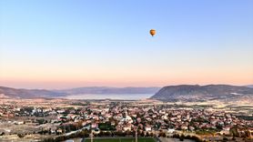 Burdur'da Sıcak Hava Balonları Salda Gölü Manzarasıyla Havalandı