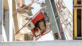 Bursa'da Devrilen Vinç Operatörünün Kurtarılması Görüntülendi