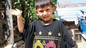 Galatasaraylı Çocuğa Gazilerden Tişört Sürprizi