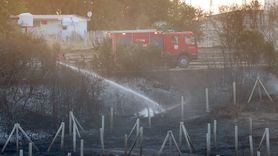 İzmir'de Otluk Alanda Yangın: 8 Ev Zarar Gördü