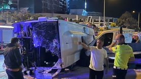 Kuşadası'nda Tur Midibüsü Devrildi, 3 Turist Yaralandı