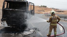 Şırnak'ta Seyir Halindeki Tır Alev Alev Yandı