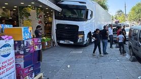 Sultanbeyli'de Yokuşta Kayan Tır Kazası Görüntülendi