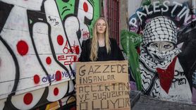 ABD'li Aktivist Cassandra McLaughlin, Gazze İçin Kadıköy'de Sessiz Eylem Düzenledi