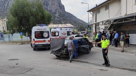 Adana'da İki Otomobil Çarpıştı: 3 Yaralı