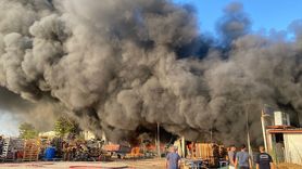 Antalya'da İki Depoda Yangın Çıkışı