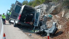 Antalya'da Tur Minibüsü Kayalıklara Çarptı: 17 Yaralı