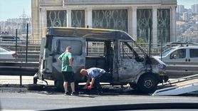 Avcılar'da Minibüs Yangını: Araç Kullanılamaz Hale Geldi