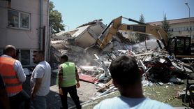 Balıkesir Sındırgı'daki Depremde Enkaz Kaldırma Çalışmaları Başladı