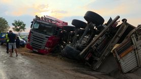 Bursa'da Tır Devrildi: Sürücü Yaralandı