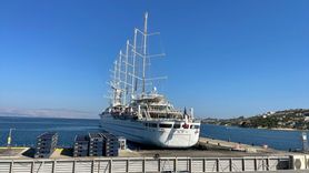 Büyük Yelkenli Yolcu Gemisi 'Club Med 2' Çeşme Limanı'nda