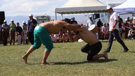 Erzurum'da EİT 2025 Turizm Başkenti Etkinlikleri: Karakucak Güreşleri Düzenlendi