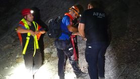 İzmir'de Kayalıklarda Mahsur Kalan Üç Genç Kurtarıldı