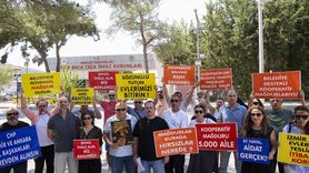 İzmir'de Kooperatif Mağdurlarından Kırmızı Halılı Eylem