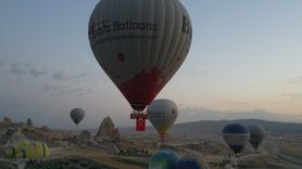 Kapadokya'da Sıcak Hava Balonları Zafer Bayramı İçin Uçtu