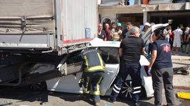 Serik'te Park Halindeki Tıra Çarpan Otomobilde Dört Yaralı