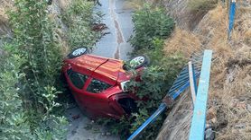 Ümraniye'de Dereye Düşen Araçta Yaralı Sürücü