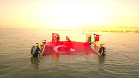 Van Gölü'nde Türk Bayrağı ile Zafer Bayramı Coşkusu