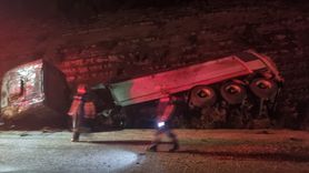 Adana'da Kamyon Devrildi: Bir Ölü, Bir Yaralı