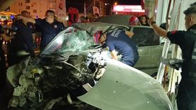 Adana'da Mobilya Mağazasına Giren Araçta Sürücü Yaralandı