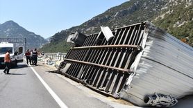 Antalya'da Tır Kazası: Sürücü Hayatını Kaybetti