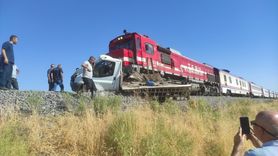 Elazığ'da Tren Kazası: Kamyonet Sürücüsü Yaralandı