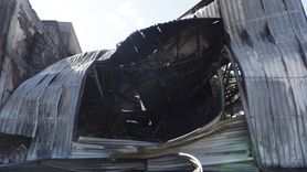 İzmir Buca'da Yangın, Mobilya Deposunu Küle Çevirdi