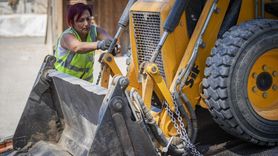 İzmir'de Kadın Çekici Operatörü: Munise Demirer'in Başarı Hikayesi