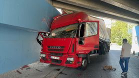 Küçükçekmece'de Kamyon Alt Geçide Çarptı: Yaralı Bir Çocuk Var