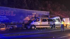 Mersin'de Tarım İşçilerini Taşıyan Minibüs Tıra Çarptı