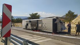 Mersin'de Tır Yolcu Otobüsüne Çarptı: Devrilen Araçlar ve Yaralılar