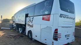 Mersin'de Yolcu Otobüsü Refüje Çarptı, 4 Yaralı