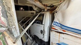 Üsküdar'da Yokuş Aşağı İnerek İş Yerine Çarpan Kamyonet