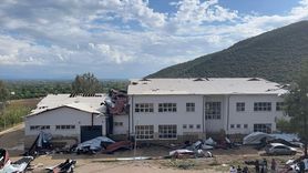 Adana'da Fırtına Okulun Çatısını Uçurdu, Araçlar Zarar Gördü