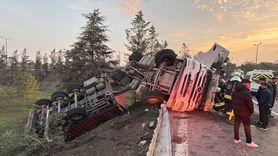 Anadolu Otoyolu'nda Devrilen Tır Sürücüsü Yaralandı