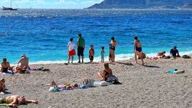 Antalya'da Güneşli Hava Denizi Çekiyor