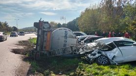 Balıkesir'de Devrilen Tanker 7 Araca Zarar Verdi