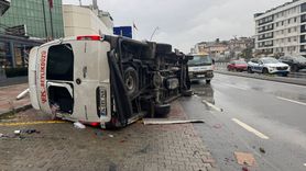 Büyükçekmece'de Minibüs Devrildi: 2 Yaralı
