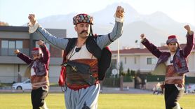 Cumhuriyet Bayramı'nda Efe Kıyafetiyle Yamaç Paraşütü